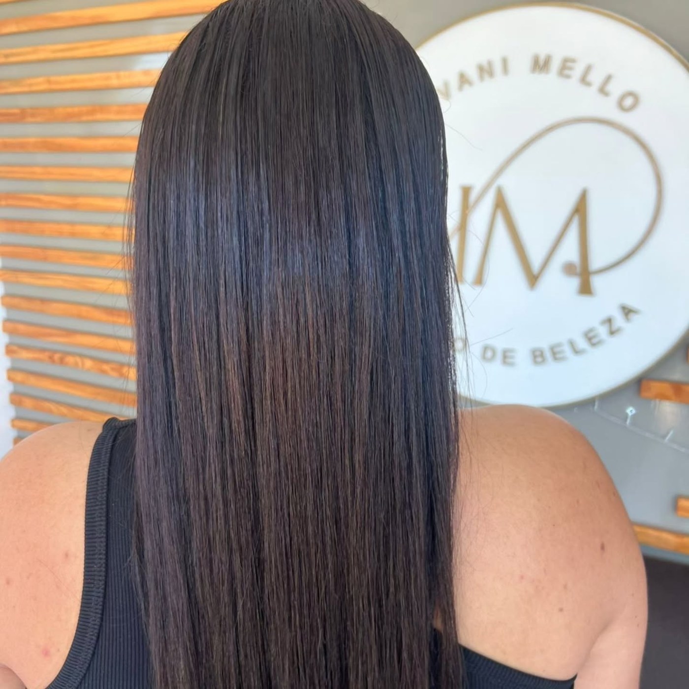 Cabelo castanho liso e alinhado após alisamento no Ivani Mello Studio de Beleza