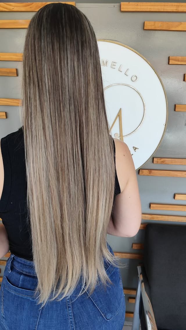 Cabelo loiro longo e liso após finalização no Ivani Mello Studio de Beleza