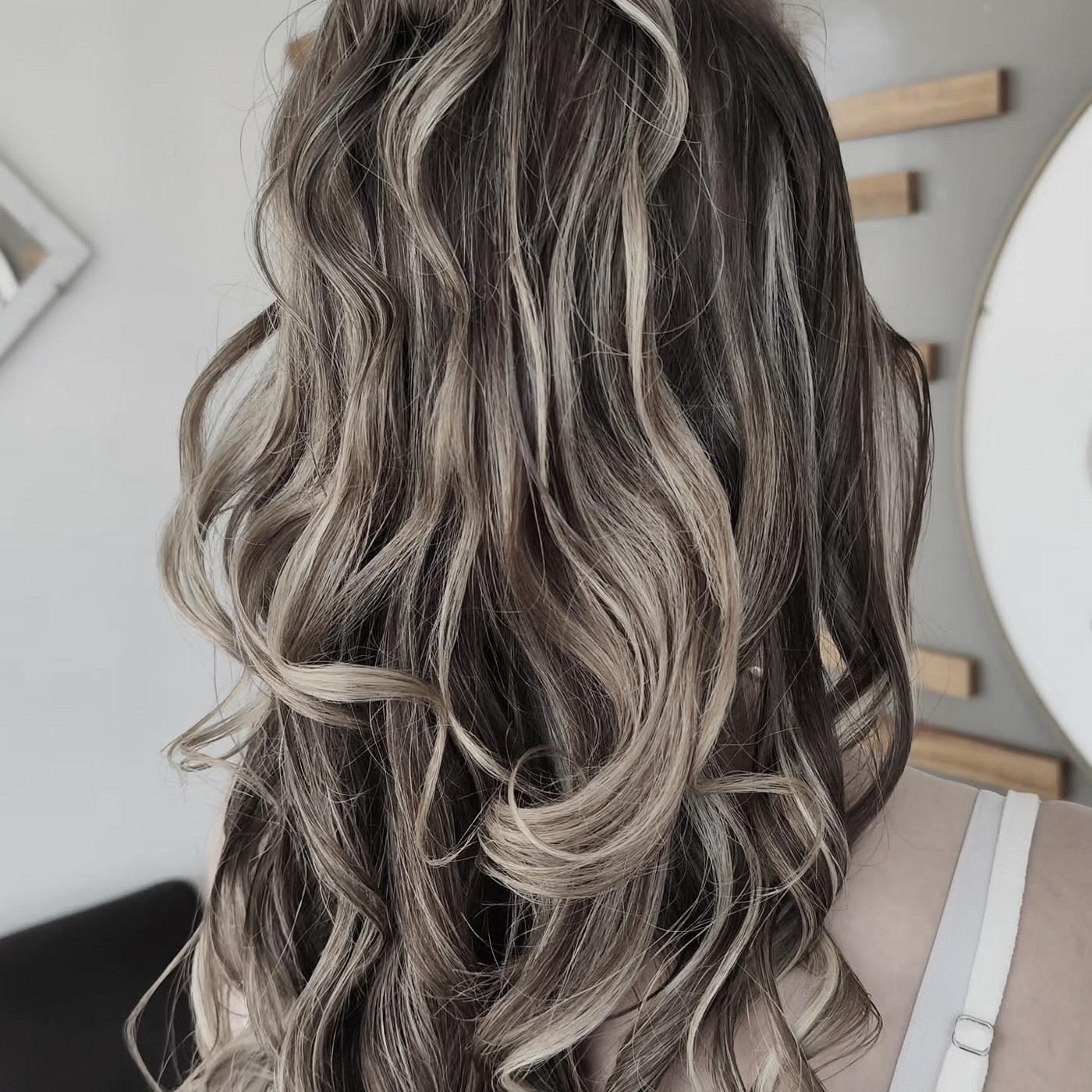 Coloração caramelo com brilho espelhado — antes do atendimento