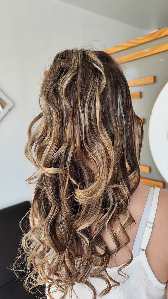 Escova com cachos volumosos e definidos no Ivani Mello Studio de Beleza