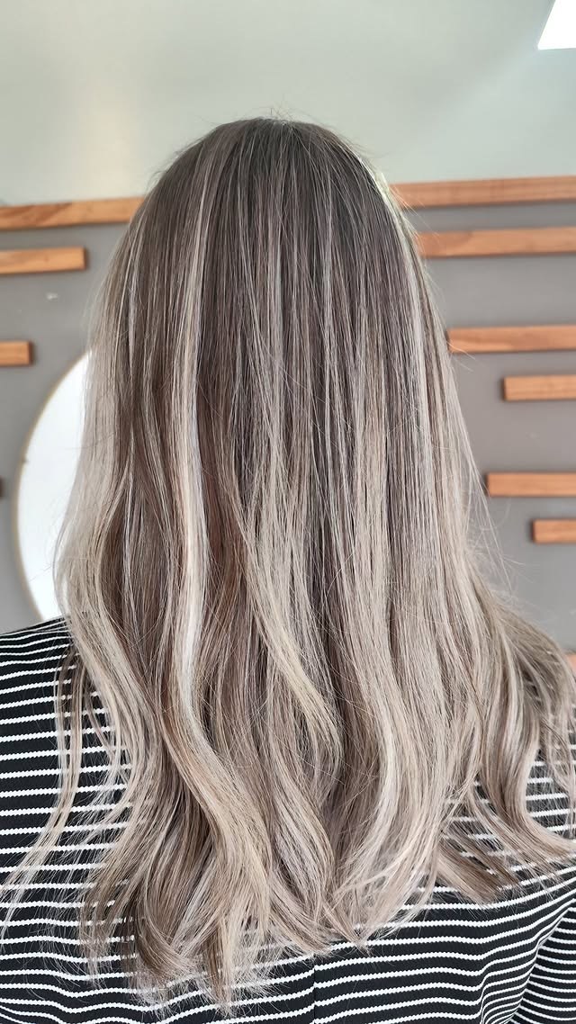 Cabelo longo platinado com ondas leves após coloração no Ivani Mello Studio de Beleza