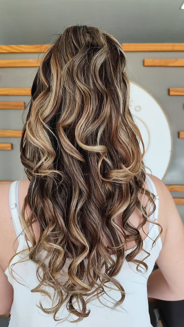 Luzes caramelo com cachos volumosos realizadas no Ivani Mello Studio de Beleza