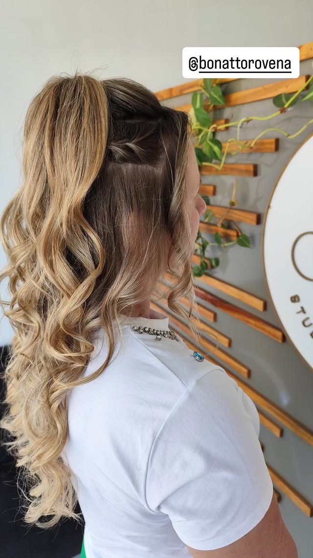 Cabelo loiro ondulado com mechas iluminando o rosto no Ivani Mello Studio de Beleza