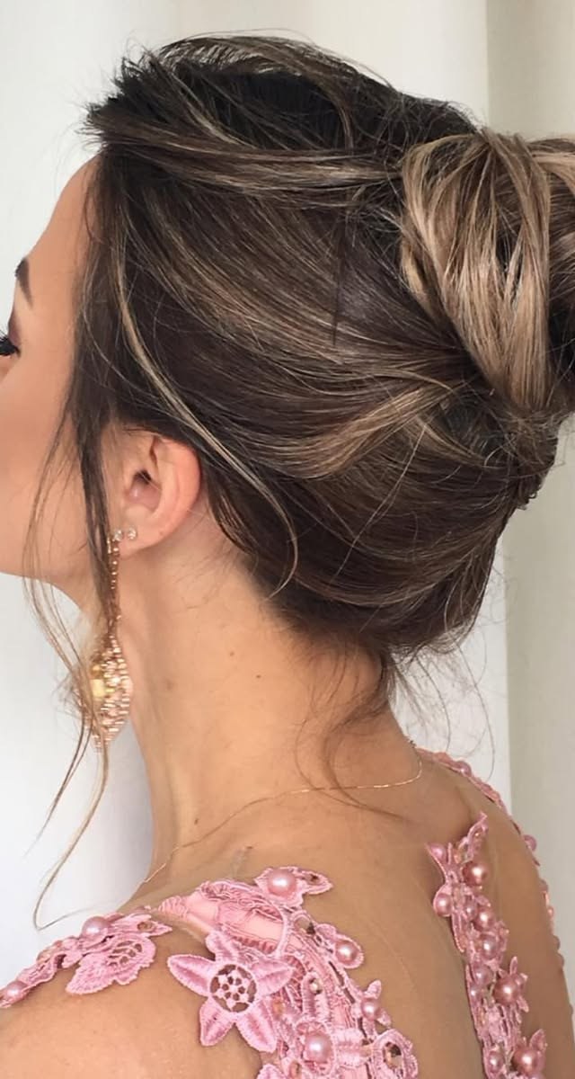 Penteado repescado elegante com brinco e vestido rosa para evento